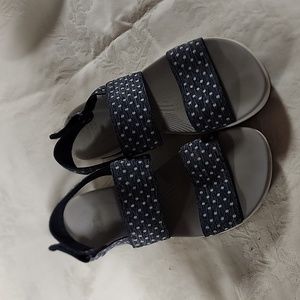 Ladies blue polka dot Clark's sandals size 8